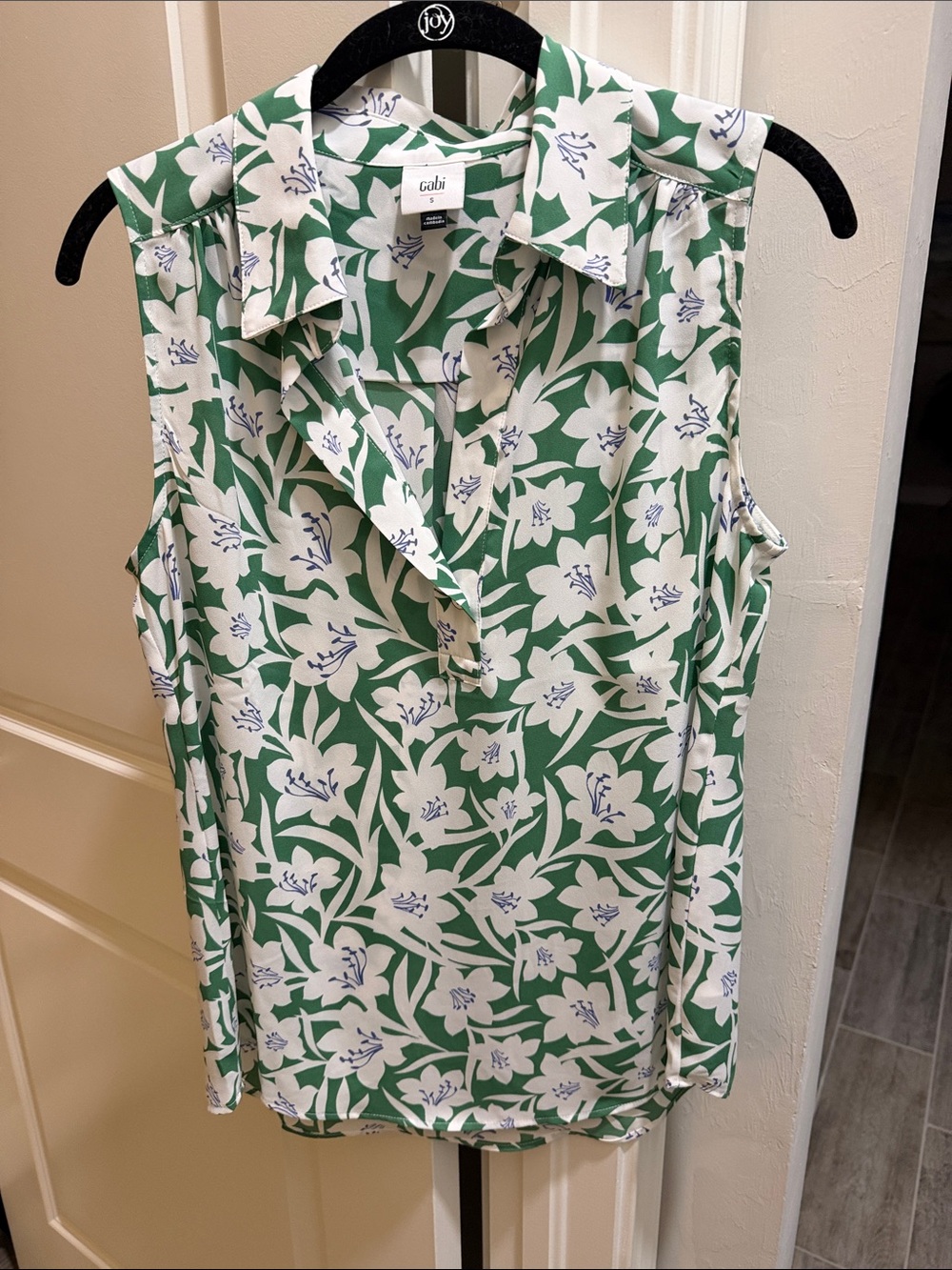 CAbi Bloom Sleeveless Floral Collared Top in Green, White & Blue